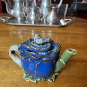 2 piece set: 1 blue teacup + 1 blue teapot.
Small size